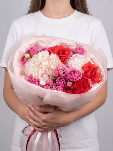 Сборный букет из 7 эустом, 4 кустовых роз, 3 роз и 2 гортензий