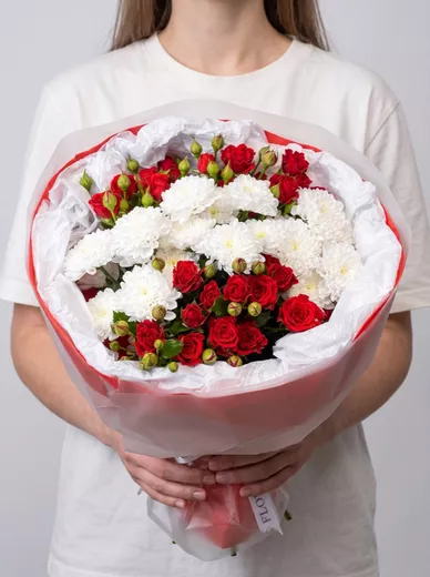 Сборный букет из 4 кустовых роз и 3 хризантем