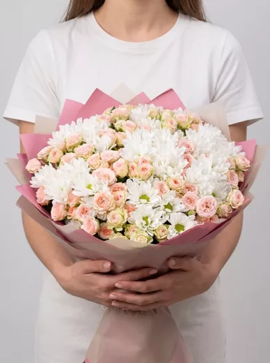 Сборный букет из 10 кустовых роз и 9 хризантем