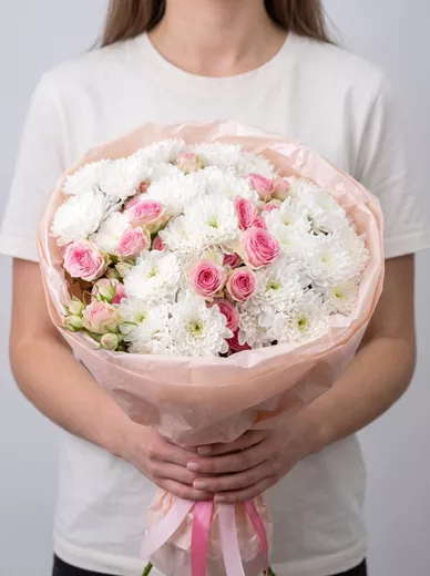 Сборный букет из 8 хризантем и 7 кустовых роз