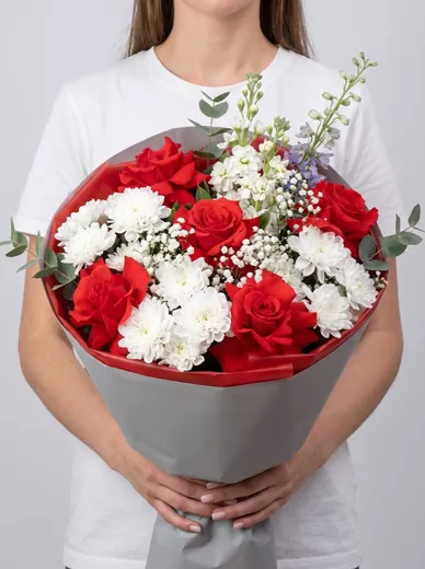 Сборный букет из 5 французских роз и 2 хризантем