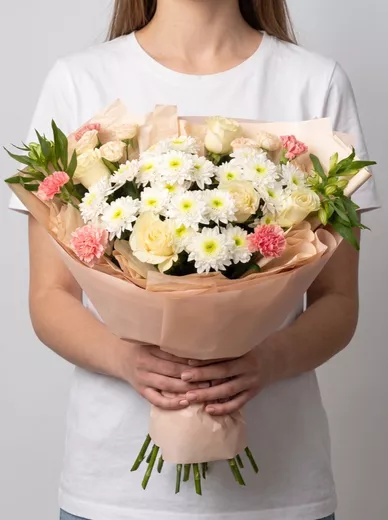 Сборный букет из 5 роз, 5 диантусов, 3 хризантем, 2 альстромерий и 2 кустовых роз