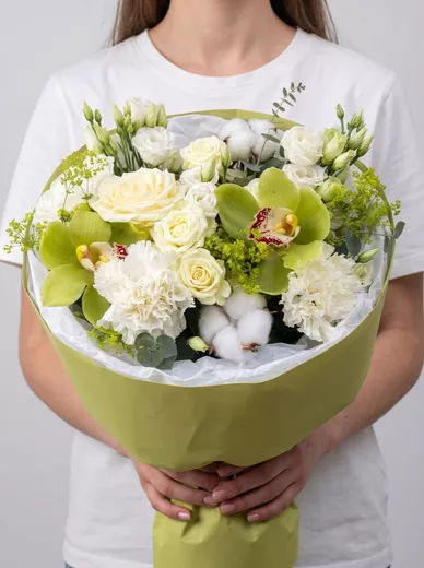 Сборный букет из 3 диантусов, 2 кустовых роз, 2 роз, 2 эустом и 2 орхидей