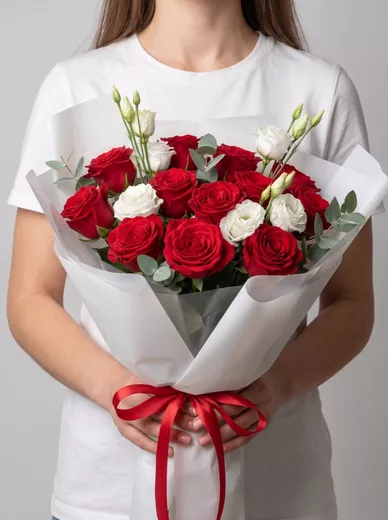 Сборный букет из 13 роз и 4 эустом