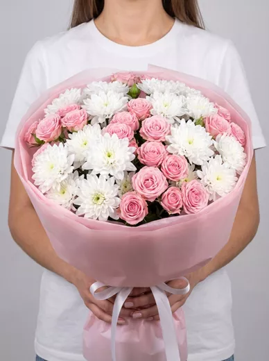 Сборный букет из 5 кустовых роз и 4 хризантем