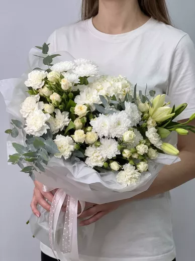 Сборный букет из 8 диантусов, 4 кустовых роз, 2 хризантем, 1 гортензии и 1 лилии