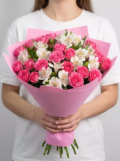 Сборный букет из 5 кустовых роз и 4 альстромерий