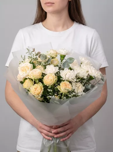 Сборный букет из 9 диантусов и 4 кустовых роз