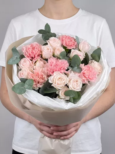Сборный букет из 5 диантусов и 4 кустовых роз