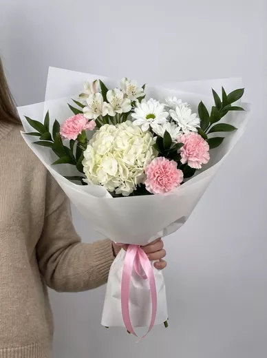 Сборный букет из 3 альстромерий, 3 диантусов, 1 гортензии и 1 хризантемы