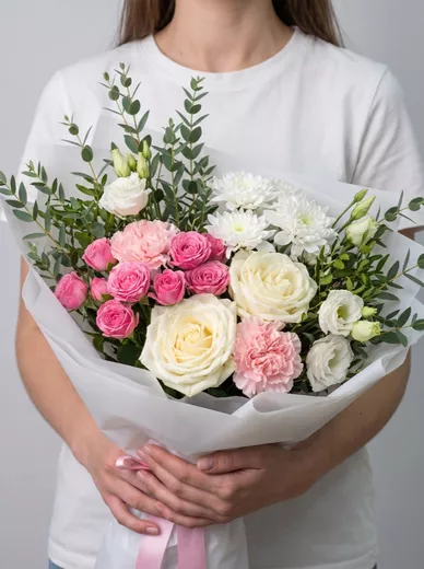 Сборный букет из 3 пионовидных роз, 2 хризантем, 1 кустовой розы, 1 эустомы и 1 диантуса