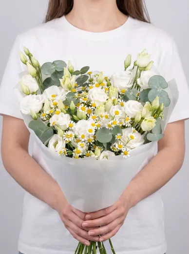 Сборный букет из 5 эустом и 4 ромашек