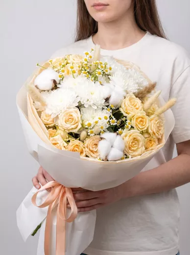 Сборный букет из 4 кустовых роз, 3 ромашек и 2 хризантем