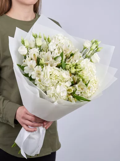 Сборный букет из 6 альстромерий, 6 эустом и 5 гортензий