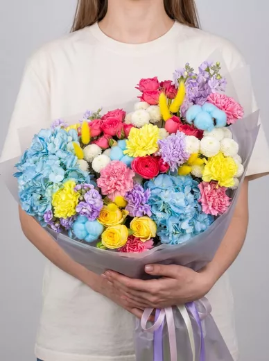 Сборный букет из 10 диантусов, 4 кустовых роз, 3 маттиол, 3 хризантем и 2 гортензий