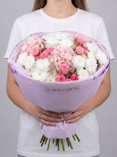Сборный букет из 5 хризантем, 3 гортензий и 3 кустовых роз