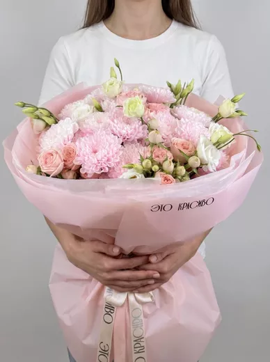 Сборный букет из 4 хризантем, 3 кустовых роз и 2 эустом