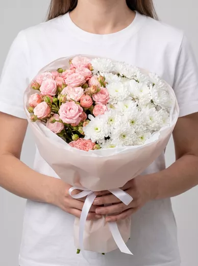 Сборный букет из 6 кустовых роз и 5 хризантем