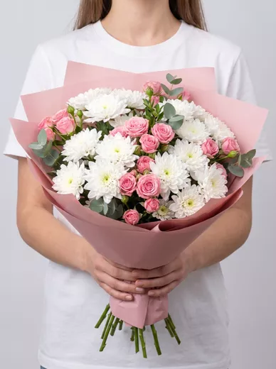 Сборный букет из 5 кустовых роз и 4 хризантем