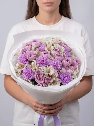 Сборный букет из 8 кустовых роз, 7 альстромерий и 7 диантусов