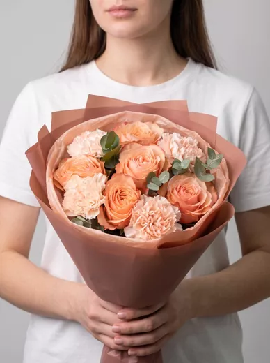 Сборный букет из 5 роз и 4 диантусов