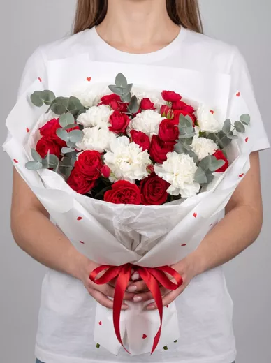 Сборный букет из 9 диантусов и 7 кустовых роз