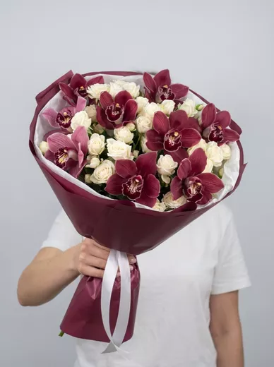 Сборный букет из 10 кустовых роз и 9 орхидей