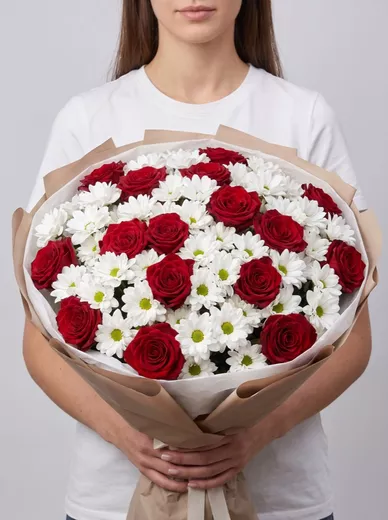 Сборный букет из 21 роз и 20 хризантем
