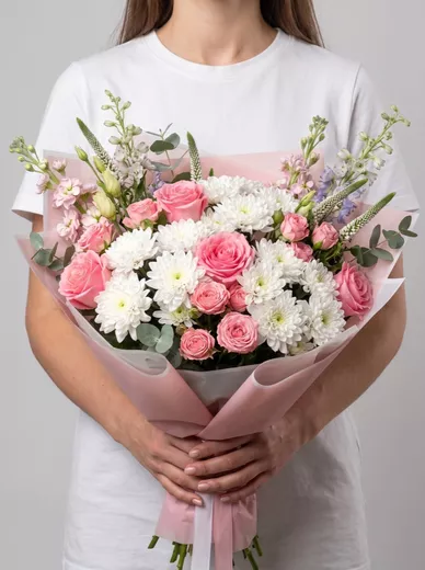 Сборный букет из 5 хризантем, 5 роз и 3 кустовых роз