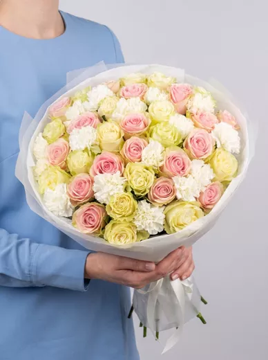 Сборный букет из 33 роз и 16 диантусов