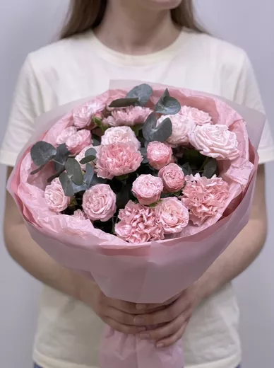 Сборный букет из 5 диантусов и 4 кустовых роз