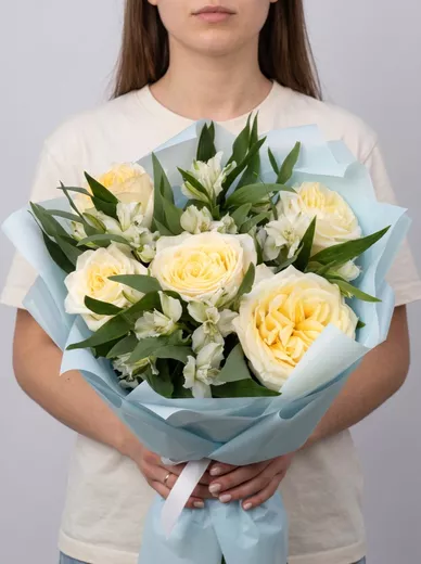 Сборный букет из 7 альстромерий и 5 роз