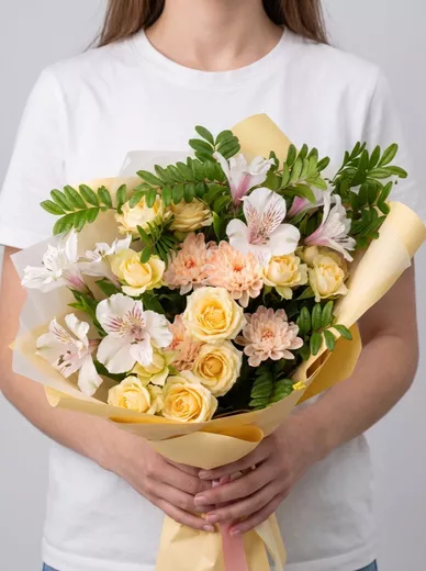 Сборный букет из 3 кустовых роз, 2 альстромерий и 1 хризантемы