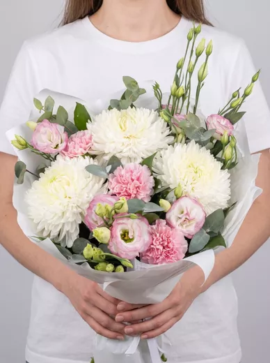 Сборный букет из 3 диантусов, 3 хризантем и 2 эустом