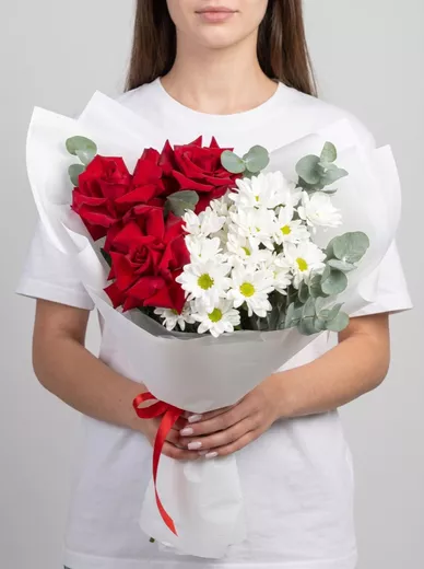 Сборный букет из 3 французских роз и 2 хризантем