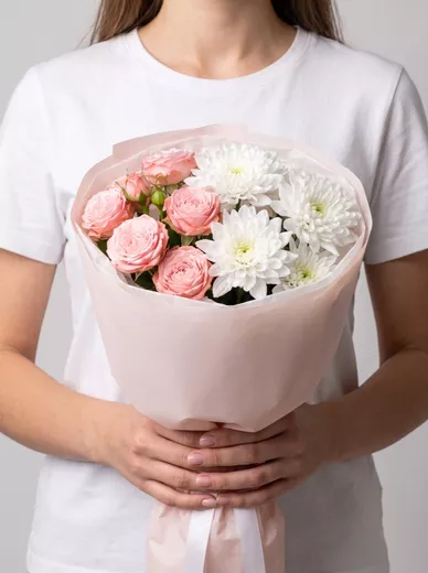 Сборный букет из 4 кустовых роз и 3 хризантем