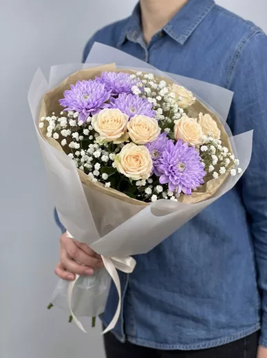 Сборный букет из 4 кустовых роз и 3 хризантем