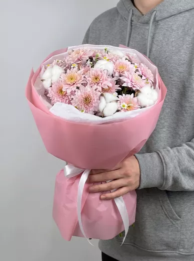Сборный букет из 5 хризантем и 2 ромашек
