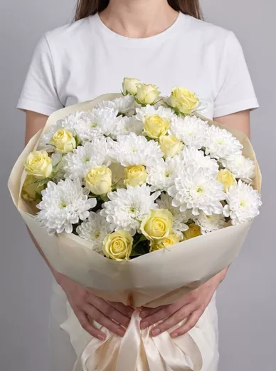 Сборный букет из 5 хризантем и 4 кустовых роз
