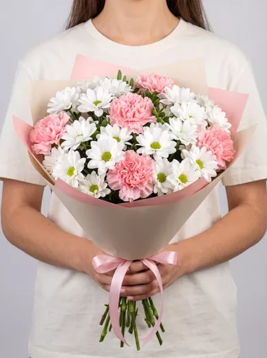Сборный букет из 7 диантусов и 4 хризантем
