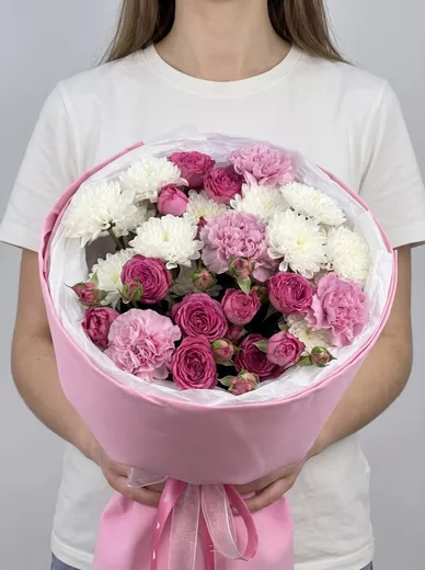 Сборный букет из 4 диантусов, 3 кустовых роз и 2 хризантем