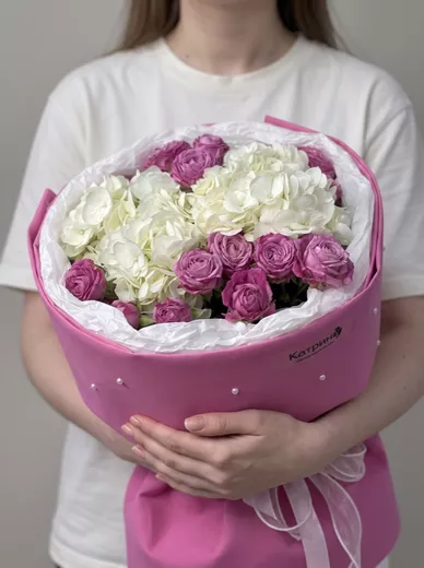 Сборный букет из 5 пионовидных роз и 2 гортензий