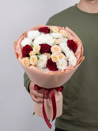 Сборный букет из 5 роз и 4 хризантем