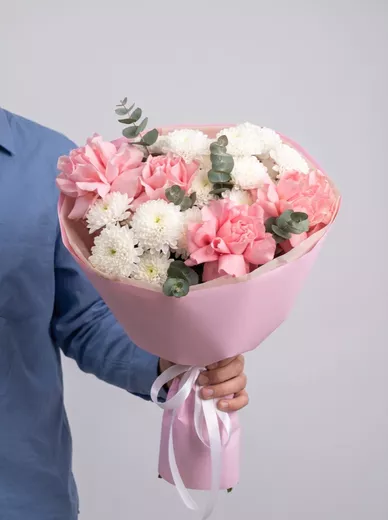 Сборный букет из 5 роз и 4 хризантем