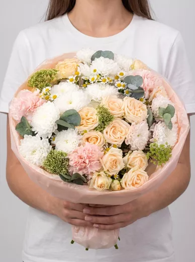 Сборный букет из 4 кустовых роз, 3 хризантем, 3 диантусов и 1 ромашки