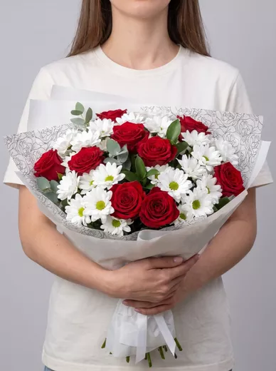 Сборный букет из 9 роз и 8 хризантем