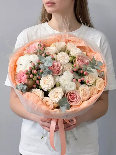 Сборный букет из 5 роз, 3 кустовых роз и 3 хризантем