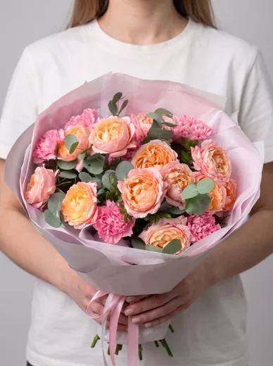 Сборный букет из 6 диантусов и 3 кустовых роз