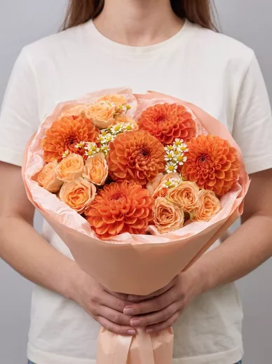 Сборный букет из 5 георгинов, 3 кустовых роз и 2 ромашек