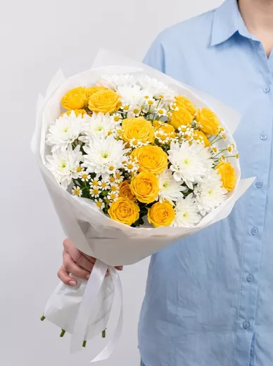 Сборный букет из 4 кустовых роз, 4 ромашек и 3 хризантем